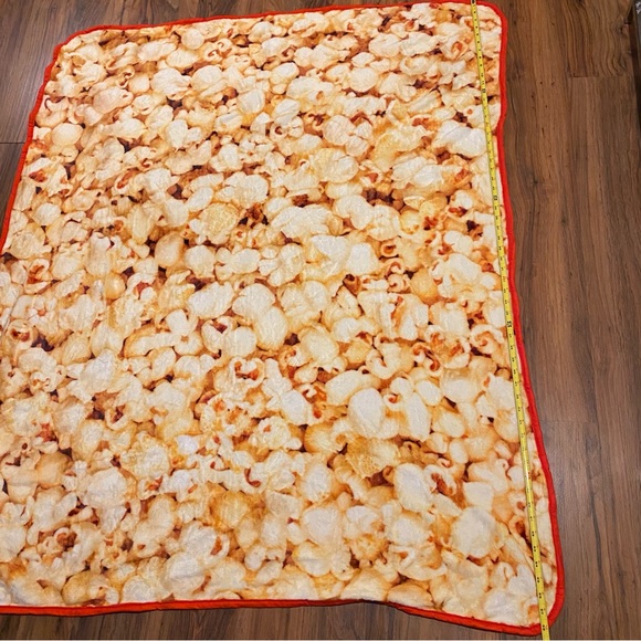 Official Netflix Movie Night Popcorn Blanket & Netflix Logo Pillow Cover Set - Picture 9 of 12